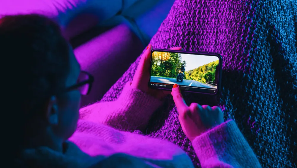 Person som installerar IPTV Smarters Pro på Android-mobil från Google Play