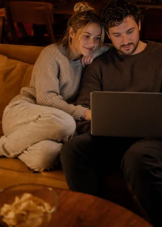 Par som tittar på IPTV Lagom via laptop