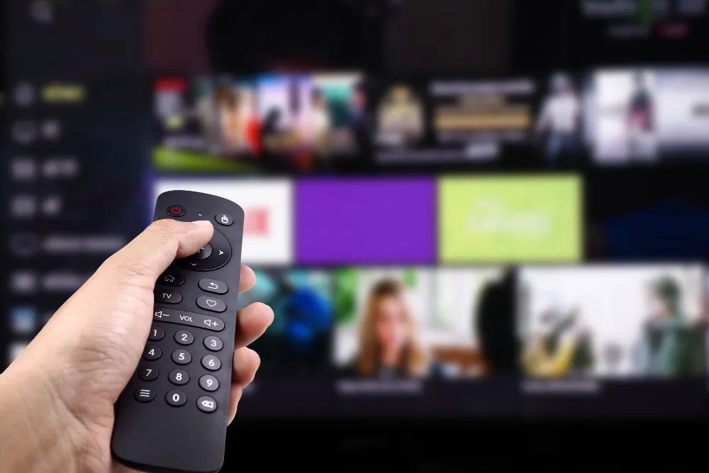Person som bläddrar i IPTV-kanallistan på Smart TV för att hitta svenska kanaler